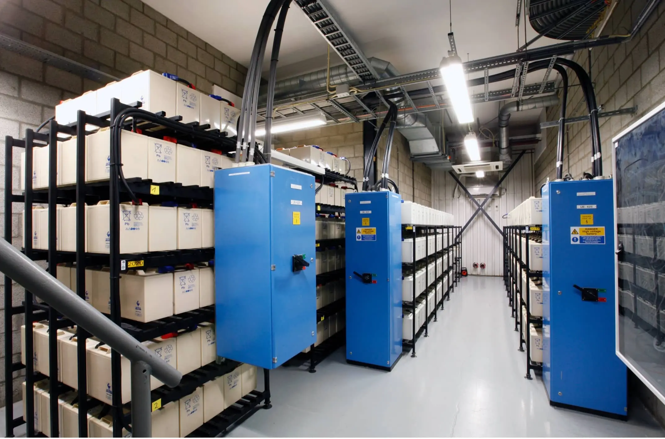 Data centre power distribution and backup systems