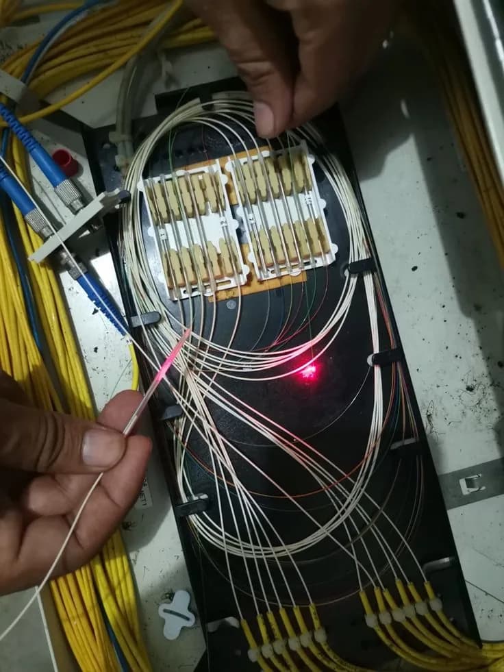 Technician splicing fibre for termination